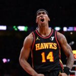 A Terance Mann #14 de Atlanta Hawks comemora durante a partida contra o Miami Heat durante o torneio SoFi em 18 de abril de 2025 na Arena State Farm, em Atlanta, na Geórgia.