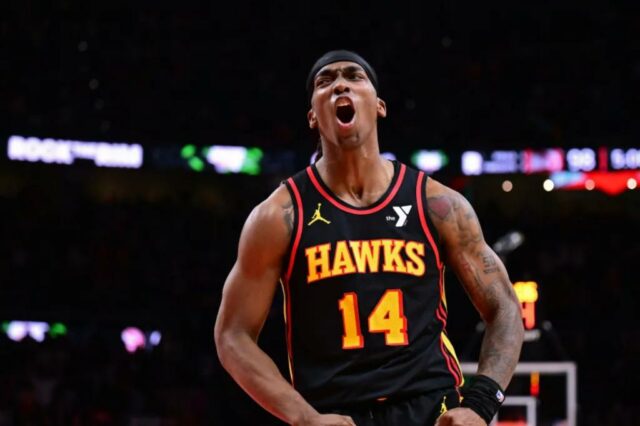 A Terance Mann #14 de Atlanta Hawks comemora durante a partida contra o Miami Heat durante o torneio SoFi em 18 de abril de 2025 na Arena State Farm, em Atlanta, na Geórgia. 