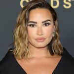 As unhas de casamento de Demi Lovato são limpas e bonitas, e o esmalte custa menos de US $ 20
