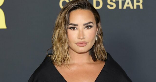 As unhas de casamento de Demi Lovato são limpas e bonitas, e o esmalte custa menos de US $ 20

