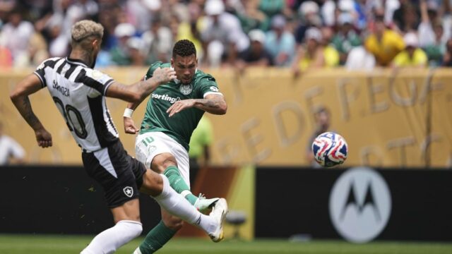 Assista: Paulinho comemora em tempo extra para dar uma vantagem a Palmeiras contra o Botafogo

