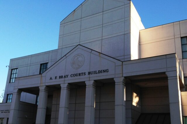 Assistente do professor de East Bay, acusado de posses de pornografia infantil

