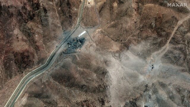 Ataques aéreos americanos deixam uma marca nos locais nucleares iranianos, revelando fotos de satélite Maxar

