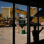 As pessoas chegam a uma cerimônia inovadora para o estádio de beisebol de atletismo em Las Vegas na segunda -feira, 23 de junho de 2025. (AP Photo/John Locher)