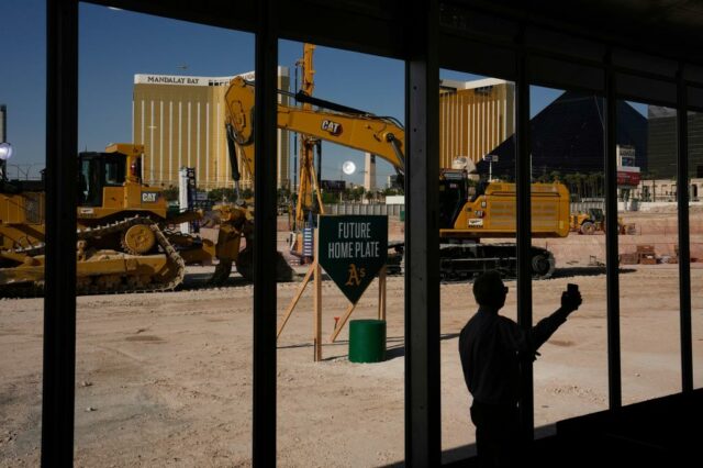 As pessoas chegam a uma cerimônia inovadora para o estádio de beisebol de atletismo em Las Vegas na segunda -feira, 23 de junho de 2025. (AP Photo/John Locher)
