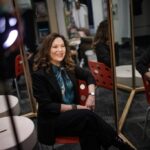 O diretor artístico do Vale do Silício da Theatreworks, Giovanna Sardelli, na sede do Theatreworks em Redwood City, Califórnia, em 15 de maio de 2025 (Dai Sugano/Bay Area News Group)