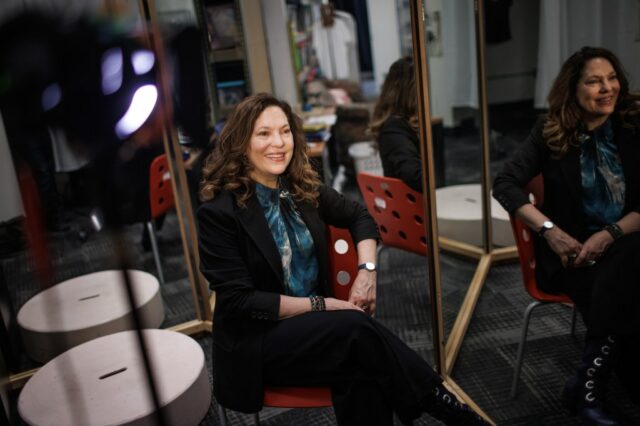 O diretor artístico do Vale do Silício da Theatreworks, Giovanna Sardelli, na sede do Theatreworks em Redwood City, Califórnia, em 15 de maio de 2025 (Dai Sugano/Bay Area News Group)