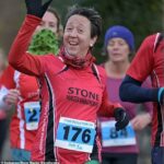 Sara Morris em sua camisa de Marathons de Mestre de Pedra Running Cheddleton 10k