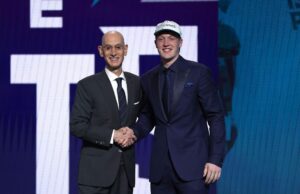 “Bailey Selected”: fãs da NBA, seleção do Hornets Cooper Flagg, ex -companheiro de equipe, Ace Bailey Slide March Madness Logo