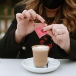 Enquanto a maioria das pessoas não sonhava em temperar seu café com a mesma coisa que eles colocam em suas fichas, um barista no Tri Café no sudoeste de Londres, Caspar King, disse que o sal pode transformar o perfil de sabor de uma xícara regular de Joe (armazém)