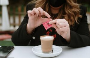 Barista revela o ingrediente surpreendente que você deve usar no seu café em vez de açúcar Enquanto a maioria das pessoas não sonhava em temperar seu café com a mesma coisa que eles colocam em suas fichas, um barista no Tri Café no sudoeste de Londres, Caspar King, disse que o sal pode transformar o perfil de sabor de uma xícara regular de Joe (armazém)