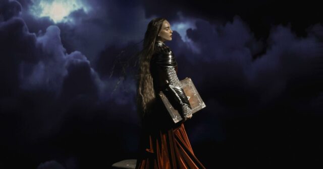 Belinda não pode ser domesticada. Seu último álbum, 'Indomitable', mostra

