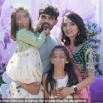 Arjun Patoliya, 37, e Bharti Patoliya, 43, com suas duas filhas, aos quatro e oito anos, que foram órfãos depois que a mãe morreu de câncer apenas 18 dias antes de seu pai ser morto no plano da Air India Plan Crash Crash