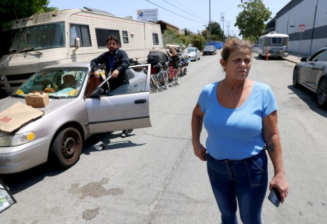 Os trabalhadores esclarecem um acampamento de sem -teto em Harrison e as oitava ruas em Berkeley, Califórnia, na quinta -feira, 4 de junho de 2025. Um juiz federal ordenou que a cidade interrompeu o trabalho de compensação na quarta -feira à tarde. (Jane Tyska/Bay Area News Group)