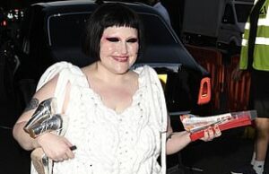Beth Ditto deixa o Hyde Park em calças justas quebradas depois de remover os sapatos quando a estrela de Gossip lidera as partidas da festa de verão da galeria serpentina Foi muito para fofocar na noite de terça -feira, quando Beth Ditto liderou as partidas de alto perfil da festa de verão anual da Galeria Serpentina do Hyde Park