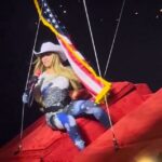 Beyonce foi subitamente forçado a parar seu show enquanto estava no ar em seu carro aéreo, e o momento assustador foi pego por muitos fãs que participaram do show