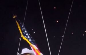 Beyonce assusta a multidão quando o carro aéreo está se inclinando corretamente no ar com ela durante a turnê de Cowboy Carter Beyonce foi subitamente forçado a parar seu show enquanto estava no ar em seu carro aéreo, e o momento assustador foi pego por muitos fãs que participaram do show