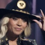 Beyoncé interrompe brevemente o show em Houston depois de pilotar o mau funcionamento do carro