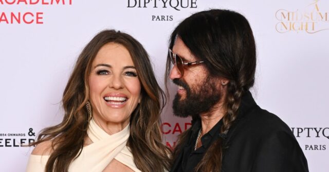 Billy Ray Cyrus e Elizabeth Hurley são amados durante a noite

