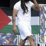 O artista que se apresenta como Bobby Vylan - nome verdadeiro Pascal Robinson -Foster, 34 - é investigado pela Avon e pela polícia de Somerset por sua apresentação em Glastonbury