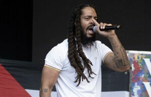 Bob Vylan -Frontman fica em “Death to the IDF” canto em Glastonbury e diz aos seguidores “eu disse o que disse” -no meio da BBC para “acusações faciais” para enviar anti -semita O artista que se apresenta como Bobby Vylan - nome verdadeiro Pascal Robinson -Foster, 34 - é investigado pela Avon e pela polícia de Somerset por sua apresentação em Glastonbury