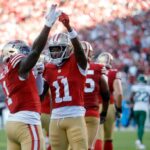 O Brandon Aiyuk (11) do San Francisco 49ers está ferido após o segundo trimestre no Levis Stadium em Santa Clara, Califórnia, no domingo, 20 de outubro de 2024, no segundo trimestre do segundo trimestre do estádio de Kansas City, Chamarri Conner (27), em 20 de outubro de 2024 (NHat v.