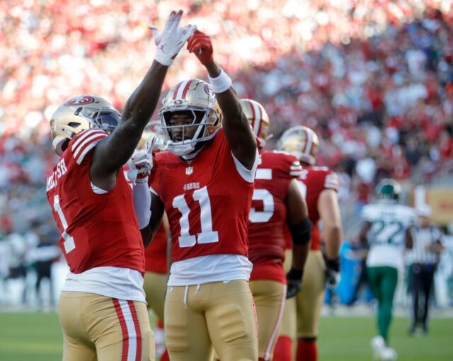 O Brandon Aiyuk (11) do San Francisco 49ers está ferido após o segundo trimestre no Levis Stadium em Santa Clara, Califórnia, no domingo, 20 de outubro de 2024, no segundo trimestre do segundo trimestre do estádio de Kansas City, Chamarri Conner (27), em 20 de outubro de 2024 (NHat v.