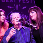 Wendy Wilson, Brian Wilson e Carnie Wilson no palco.