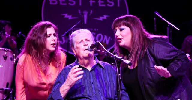 Wendy Wilson, Brian Wilson e Carnie Wilson no palco.