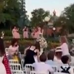 Um homem britânico que foi preso na França por tentar se casar com uma garota de nove anos na Disneyland Paris é um predador bem conhecido que está fugindo da justiça da Grã -Bretanha, veio hoje. Todo o evento seria transmitido ao vivo nas mídias sociais, de acordo com os promotores, com 'extras' recrutados on -line para jogar família