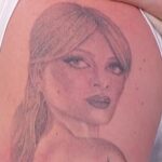 Brooklyn revelou um grande retrato de sua esposa no braço
