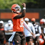 Browns 'Sanders' leva o aviso de tamanho principal em frente ao campo de treinamento