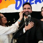 Zohran Mamdani reage ao lado de sua mãe Mira Nair e sua esposa moldura Duwaji