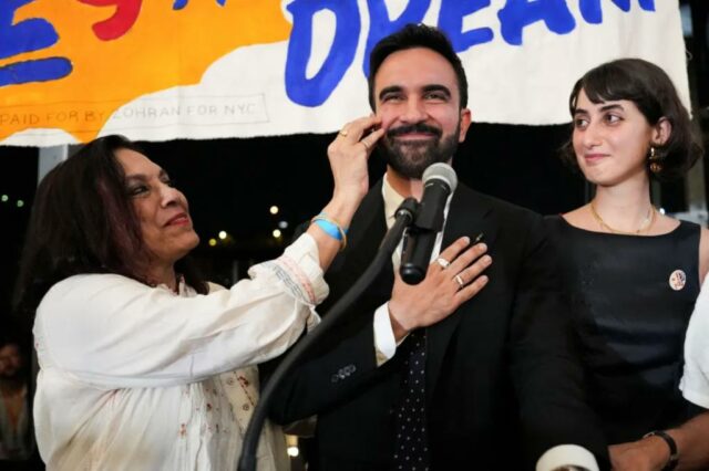 Zohran Mamdani reage ao lado de sua mãe Mira Nair e sua esposa moldura Duwaji