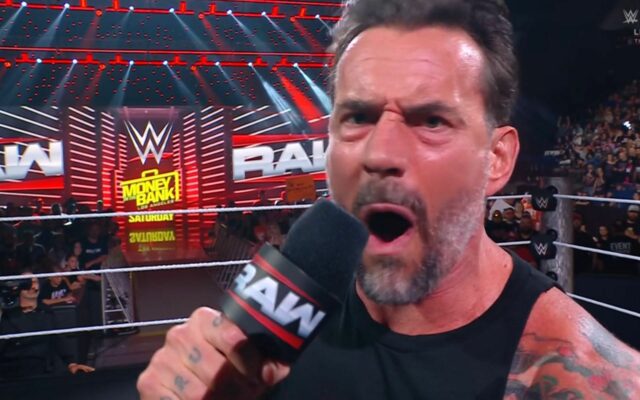 CM Punk chama oficialmente o atual campeão na WWE RAW; Enorme zombaria para 2025

