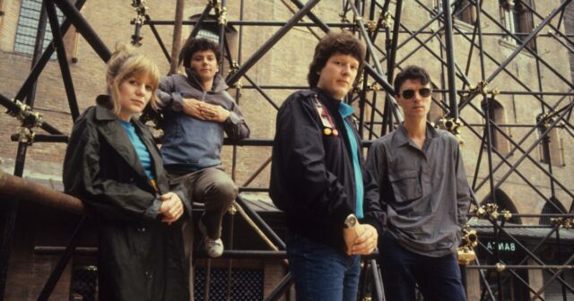 Cabeças falantes e a cena musical dos anos 70 merecem algo melhor do que 'queimar a casa'

