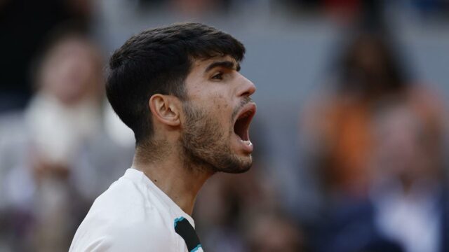Campeões de singles abertos franceses para homens na era aberta: Carlos Alkaz defende o título de Roland Garros

