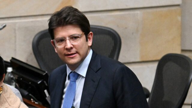 Candidato presidencial colombiano da direita para a Assembléia: Relatórios

