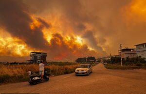 Caos de viagem quando incêndios são demolidos através do hotspot de férias e Mark Air deixando 100 passageiros presos quando o irmão da Europa … e o Reino Unido para atingir temperaturas recorde Grandes incêndios eclodiram em Izmir, Turquia, causando o caos de viagem para centenas de passageiros