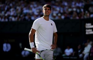 Carlos Alcaraz interrompe sua colisão de Wimbledon para dar água a um ventilador doente na quadra central porque a partida é desligada enquanto a temperatura está flutuando Carlos Alcaraz competiu com a ajuda de uma mulher na quadra central, depois de ser atingida por uma emergência médica