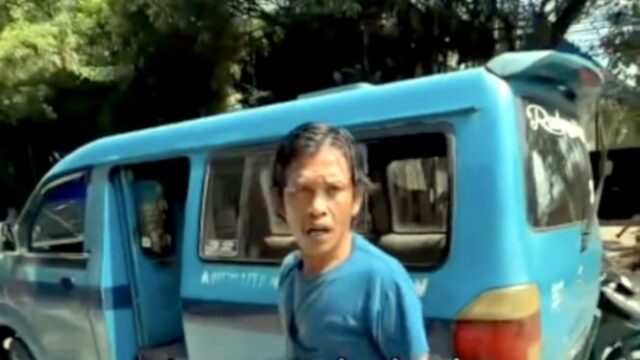 Carros da esquerda, Angkot Driver: Eu sou uma pessoa difícil

