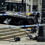 A polícia e a luz azul da polícia e o paramédico para uma rotatória de Piccadilly Circus por cerca de 5,25 hoje, onde um carro se virou perto de uma fonte