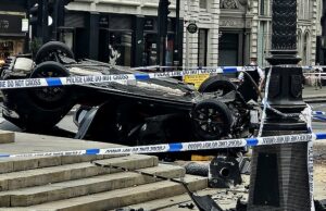 Carros se esmagam na marca terrestre do centro de Londres e desliga as ruas quando dois são levados às pressas para o hospital com ferimentos A polícia e a luz azul da polícia e o paramédico para uma rotatória de Piccadilly Circus por cerca de 5,25 hoje, onde um carro se virou perto de uma fonte