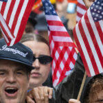 Celebridades de Hollywood se saem para marchas caóticas "sem reis": "Somos ótimos e assustados"