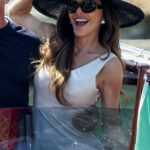 Lauren Sanchez foi descoberta esta manhã em um mini vestido branco que abraça a figura que mostrava seus invejáveis ​​braços coloridos. Os recém-casados ​​de 55 anos, todos sorrisos a bordo de um táxi aquático, acessórios com um chapéu preto de largura, óculos de sol de declaração e deslumbrante caçador
