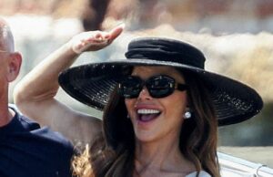 Celebridades mais bem vestidas manchadas escapando de Veneza depois de Lauren Sanchez e Jeff Bezos Celebração de casamento termina Lauren Sanchez foi descoberta esta manhã em um mini vestido branco que abraça a figura que mostrava seus invejáveis braços coloridos. Os recém-casados de 55 anos, todos sorrisos a bordo de um táxi aquático, acessórios com um chapéu preto de largura, óculos de sol de declaração e deslumbrante caçador