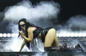 Charli XCX coloca uma tela muito racial em pequenas calças quentes pretas e top de malha quando ela toca para um grande público em Glastonbury Charli XCX colocou uma tela muito racial quando ela pontilhou a cena no Festival de Glastonbury na noite de sábado
