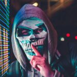 China usando secretamente o chatgpt para postagens de propaganda nas mídias sociais, diz o OpenAi  Masked Man ao lado do sinal digital de que o gesto ssshh é