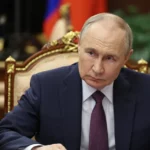 Choque e carinho no Kremlin. Eles empurram Putin na guerra geral