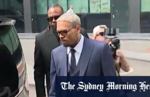 Chris Brown aparece no tribunal do Reino Unido Chris Brown aparece no tribunal do Reino Unido